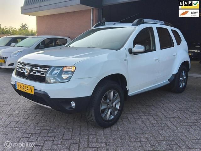 Wit Occasion 2016 Dacia Duster Lauréate SUV | € 11.950 (Iets duurder) - Afbeelding 1/4