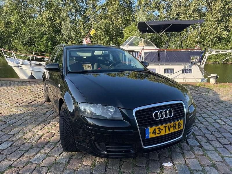 Zwart Occasion 2007 Audi A3 Attraction Hatchback | € 1.990 (Eerlijke prijs) - Afbeelding 1/4