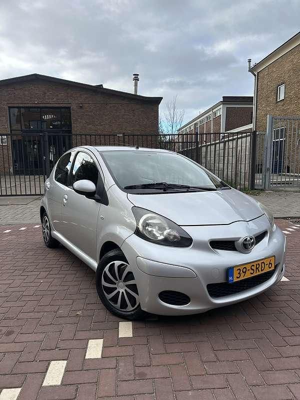Grijs Gebruikt 2011 Toyota Aygo Comfort Hatchback | € 2.195 (Eerlijke prijs) - Afbeelding 1/4