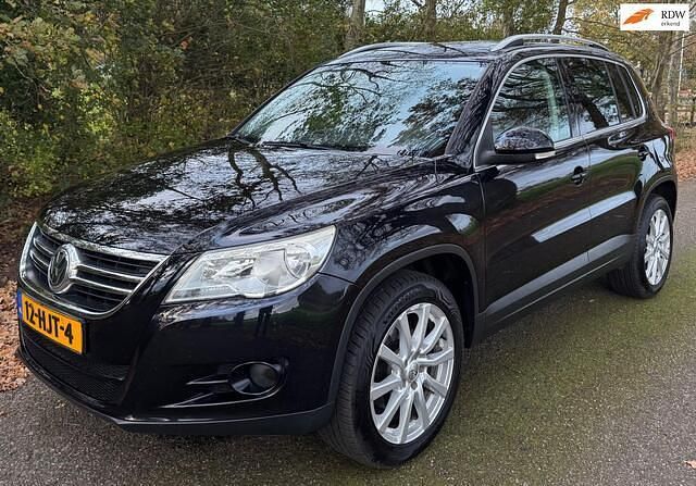 Zwart (metallic) Occasion 2009 VW Tiguan Sport SUV | € 5.450 (Eerlijke prijs) - Afbeelding 1/4