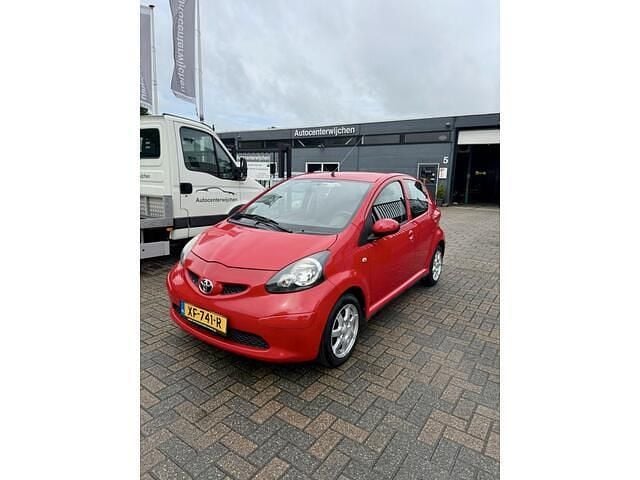 Rood Gebruikt 2008 Toyota Aygo Hatchback | € 2.995 (Eerlijke prijs) - Afbeelding 1/4