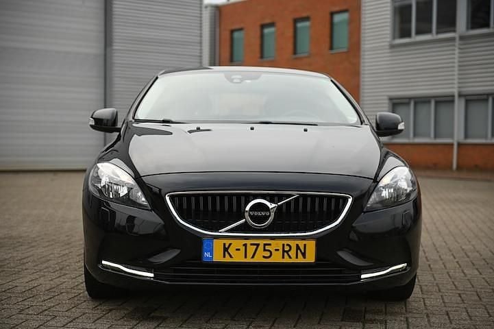 Occasion Volvo V40 Kinetic 152 PK (111 kW) 2017 Zwart (metallic) Hatchback
