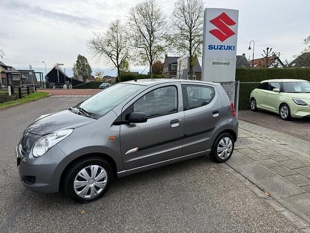 Grijs Gebruikt 2013 Suzuki Alto Comfort Hatchback | € 4.495 (Eerlijke prijs) - Afbeelding 1/4