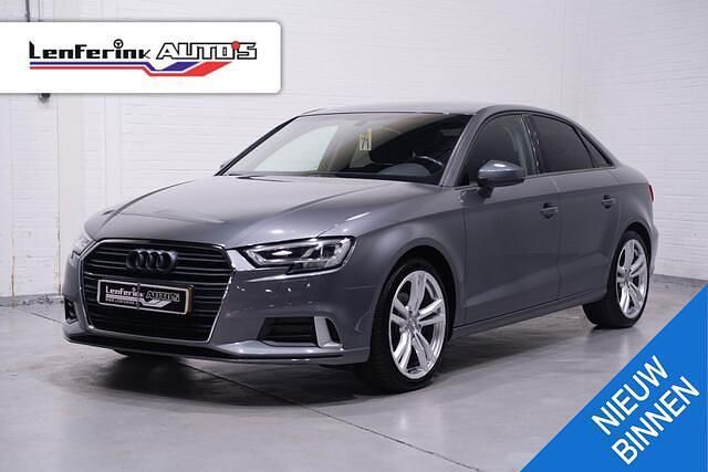 Grijs, metallic lak Gebruikt 2018 Audi A3 Sport Sedan | € 19.800 (Eerlijke prijs) - Afbeelding 1/4