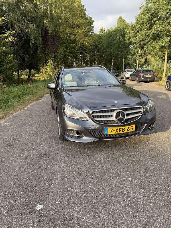 Grijs Gebruikt 2013 Mercedes E350 Stationwagen | € 7.500 (Goede deal) - Afbeelding 1/4
