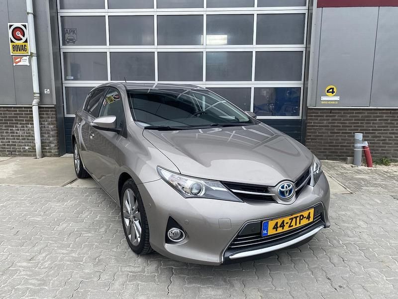 Bruin (metallic) Gebruikt 2013 Toyota Auris Hybrid Executive Hatchback | € 8.900 (Eerlijke prijs) - Afbeelding 1/4