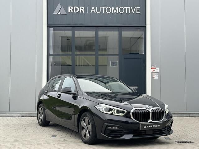 Zwart Gebruikt 2022 BMW 116 Hatchback | € 23.000 (Eerlijke prijs) - Afbeelding 1/4
