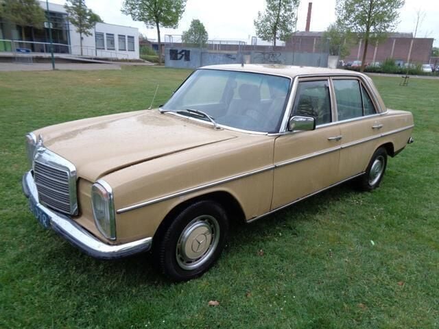 Bruin Gebruikt 1974 Mercedes 200 Sedan | € 3.250 - Afbeelding 1/4