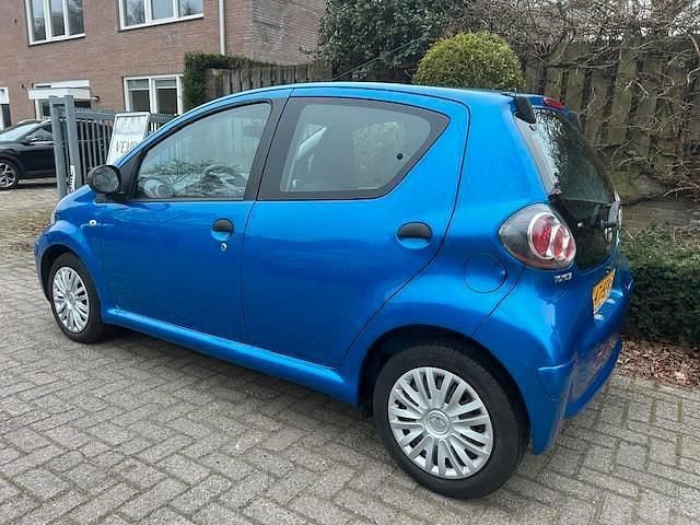 Occasion Toyota Aygo 68 PK (50 kW) 2011 Blauw (metallic) Hatchback
