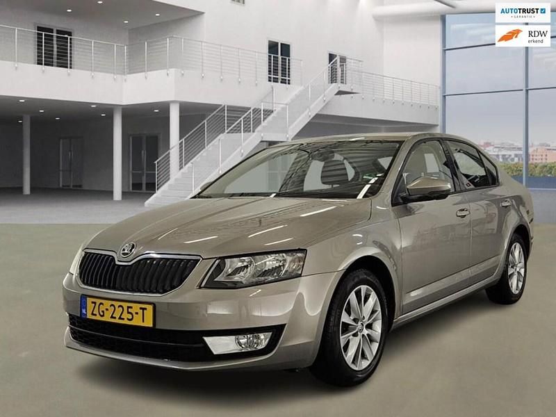 Bruin Occasion 2016 Skoda Octavia Business Line Hatchback | € 11.500 (Super prijs) - Afbeelding 1/4