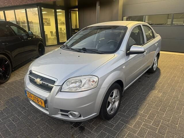 Grijs Gebruikt 2009 Chevrolet Aveo Sedan | € 3.995 (Eerlijke prijs) - Afbeelding 1/4