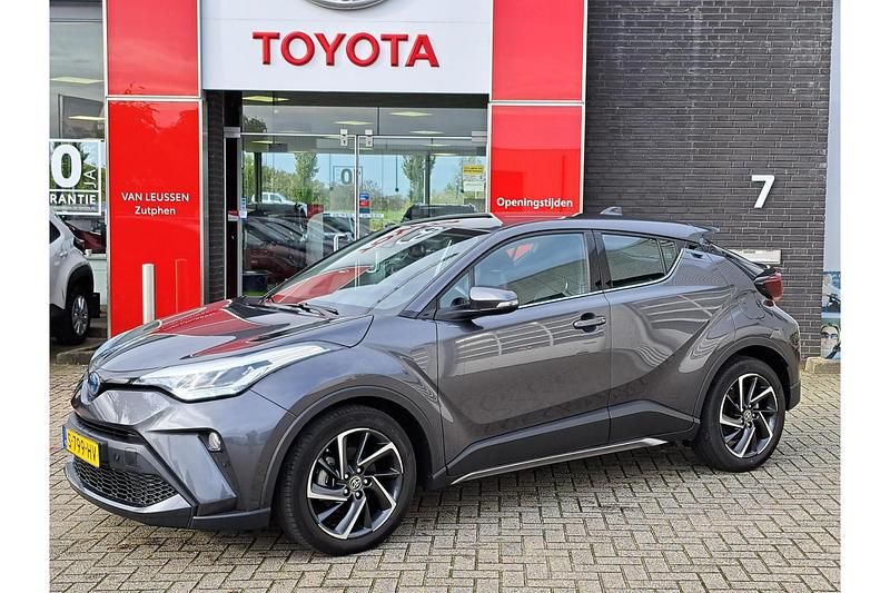 Grijs Gebruikt 2023 Toyota C-HR SUV | € 26.499 (Goede deal) - Afbeelding 1/1