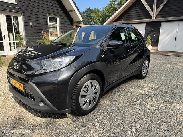 Zwart Gebruikt 2023 Toyota Aygo Play Hatchback | € 15.750 (Goede deal) - Afbeelding 1/4