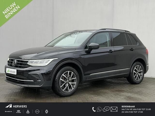 Zwart Occasion 2022 VW Tiguan Life SUV | € 27.385 (Super prijs) - Afbeelding 1/4