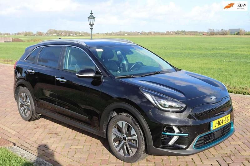 Zwart Gebruikt 2020 Kia e-Niro 3 SUV | € 18.995 (Super prijs) - Afbeelding 1/4