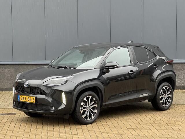 Zwart (metallic) Occasion 2023 Toyota Yaris Cross SUV | € 23.400 (Super prijs) - Afbeelding 1/4