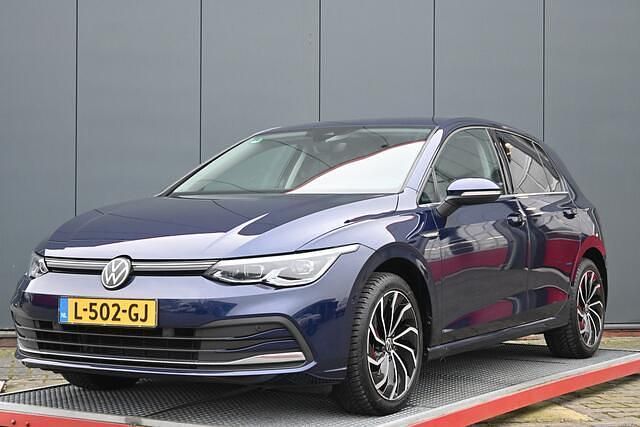Blauw Occasion 2021 VW Golf VIII Style Hatchback | € 18.450 (Goede deal) - Afbeelding 1/4