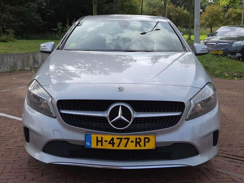 Zilver Gebruikt 2017 Mercedes A180 Prestige Hatchback | € 12.500 (Eerlijke prijs) - Afbeelding 1/4