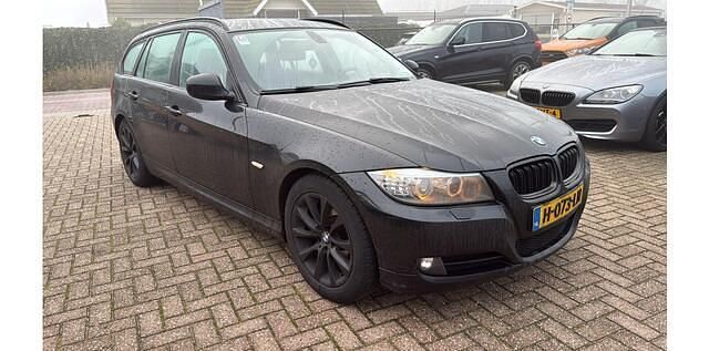 Zwart Gebruikt 2012 BMW 318 Luxury Line Stationwagen | € 3.999 (Super prijs) - Afbeelding 1/4