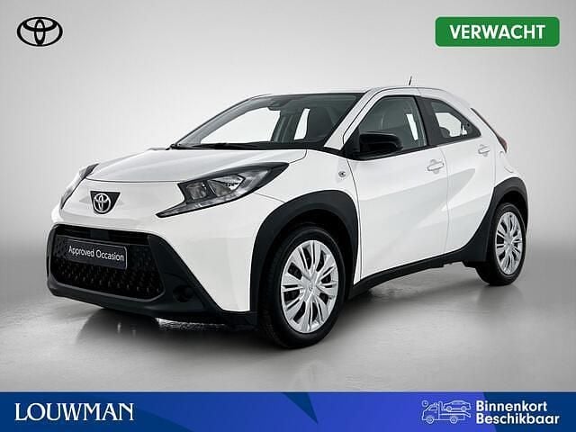Wit Gebruikt 2023 Toyota Aygo Play Hatchback | € 16.950 (Goede deal) - Afbeelding 1/4