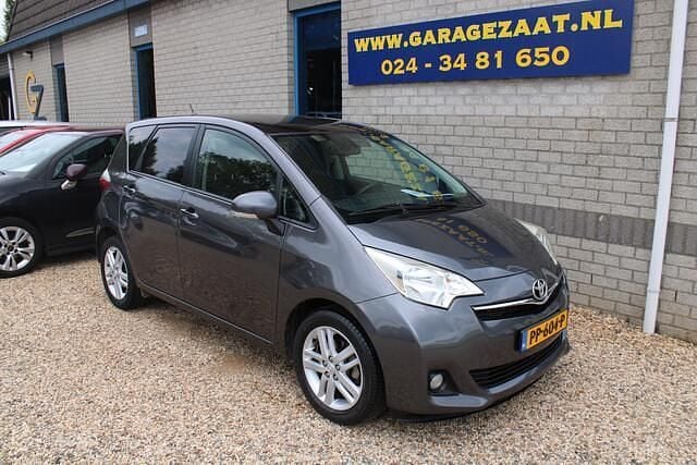 Grijs Gebruikt 2011 Toyota Verso-S MPV | € 5.990 (Eerlijke prijs) - Afbeelding 1/1