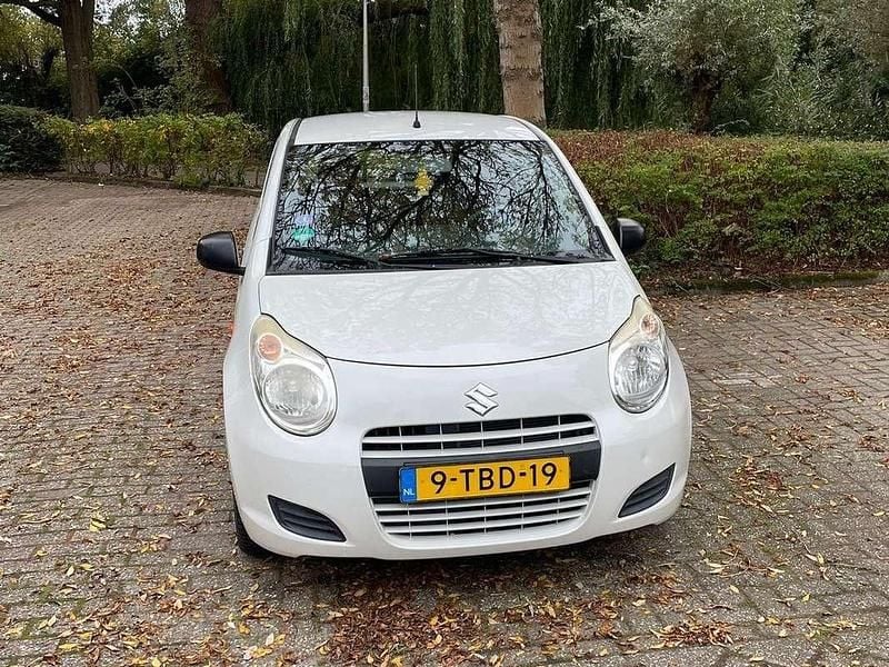 Wit Occasion 2014 Suzuki Alto Comfort Hatchback | € 3.150 (Goede deal) - Afbeelding 1/4