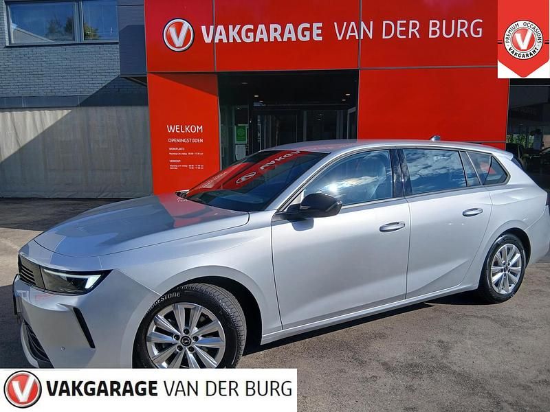 Grijs Gebruikt 2023 Opel Astra Edition Stationwagen | € 21.450 (Iets duurder) - Afbeelding 1/4