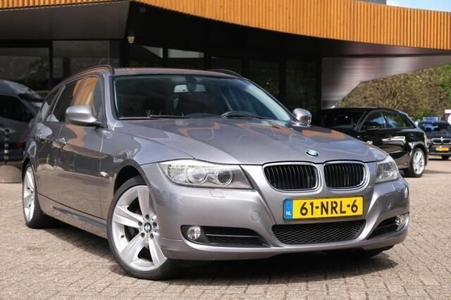 Grijs Gebruikt 2010 BMW 318 Stationwagen | € 6.950 (Eerlijke prijs) - Afbeelding 1/4