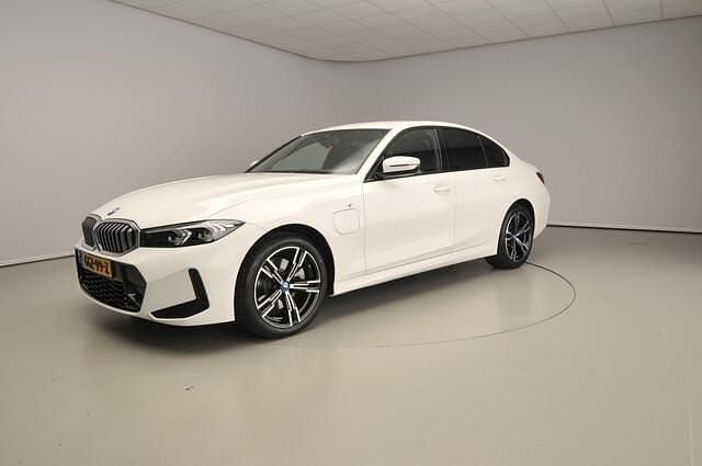 Wit Gebruikt 2024 BMW 320 M Sport Sedan | € 39.900 (Goede deal) - Afbeelding 1/4