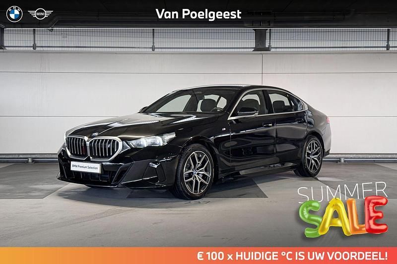 Zwart Gebruikt 2024 BMW i5 Comfort Edition Sedan | € 63.900 (Eerlijke prijs) - Afbeelding 1/4