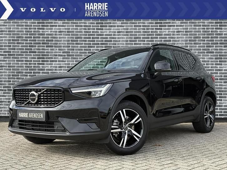 Zwart Gebruikt 2023 Volvo XC40 Plus SUV | € 38.899 (Goede deal) - Afbeelding 1/4