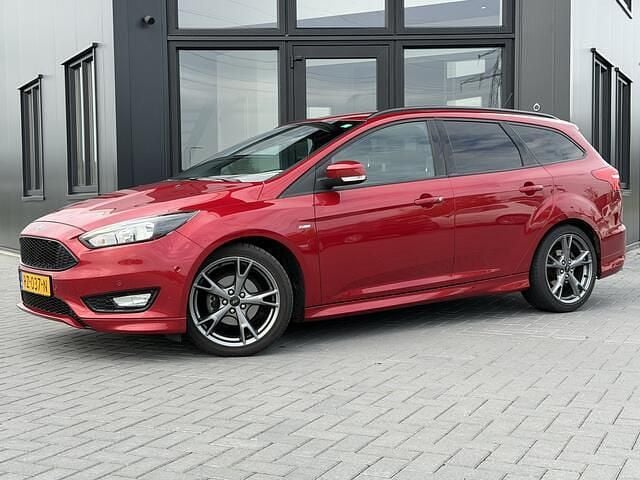 Rood Gebruikt 2018 Ford Focus ST-Line Stationwagen | € 8.950 (Goede deal) - Afbeelding 1/4