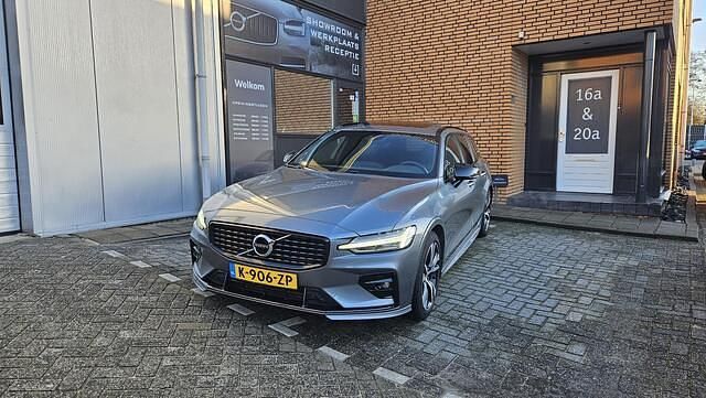 Grijs (metallic) Gebruikt 2021 Volvo V60 R-Design Stationwagen | € 24.950 (Iets duurder) - Afbeelding 1/4