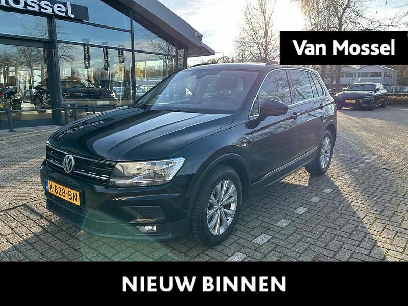 Zwart Gebruikt 2023 VW Tiguan Comfortline SUV | € 18.400 - Afbeelding 1/4