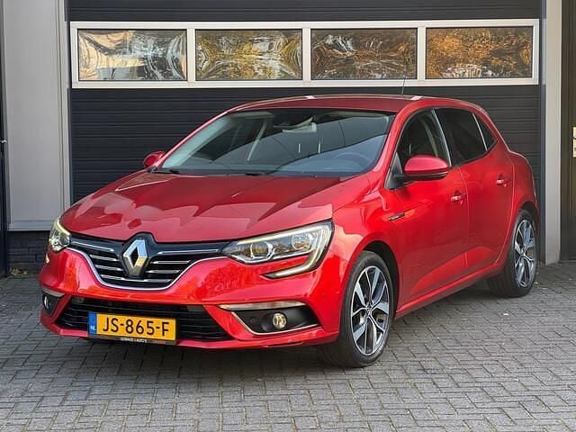 Rood Gebruikt 2016 Renault Mégane IV Bose Edition Hatchback | € 9.950 (Goede deal) - Afbeelding 1/4