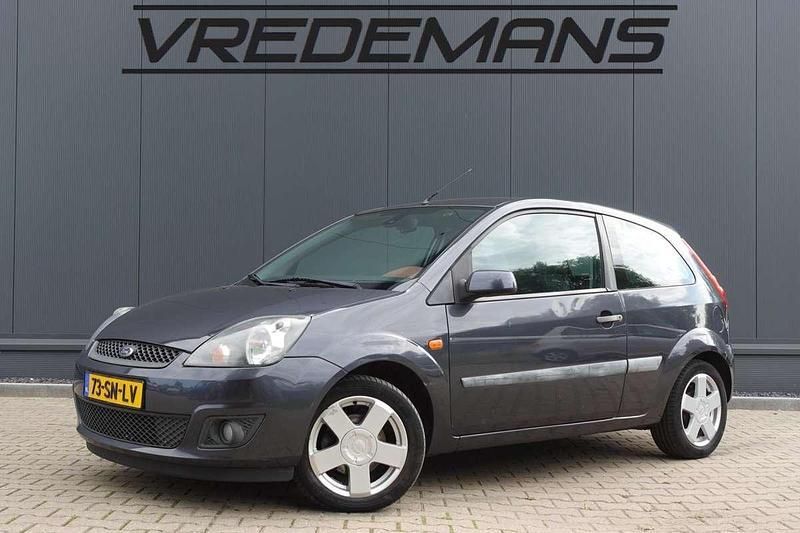 Grijs, metallic lak Gebruikt 2006 Ford Fiesta Futura Hatchback | € 950 (Goede deal) - Afbeelding 1/4