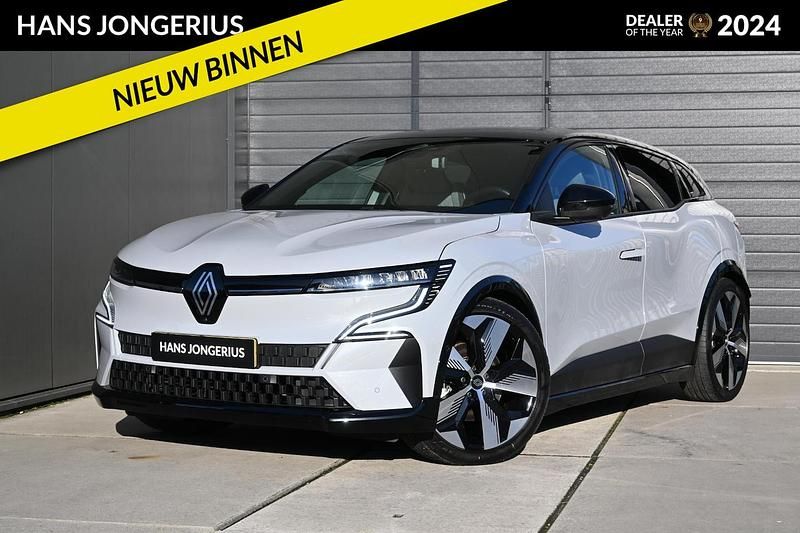 Grijs Gebruikt 2022 Renault Mégane IV Techno Hatchback | € 26.449 - Afbeelding 1/4