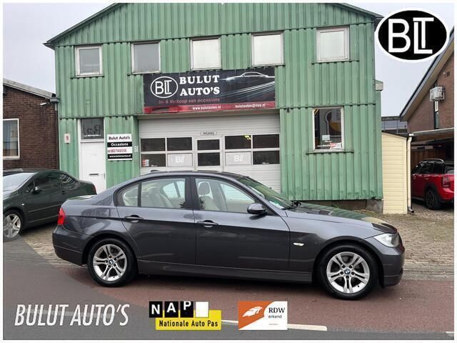 Grijs Gebruikt 2008 BMW 320 Sedan | € 5.450 (Eerlijke prijs) - Afbeelding 1/4