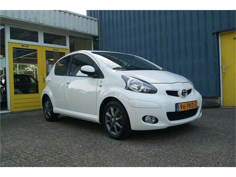 Wit Gebruikt 2011 Toyota Aygo Hatchback | € 4.444 (Iets duurder) - Afbeelding 1/4