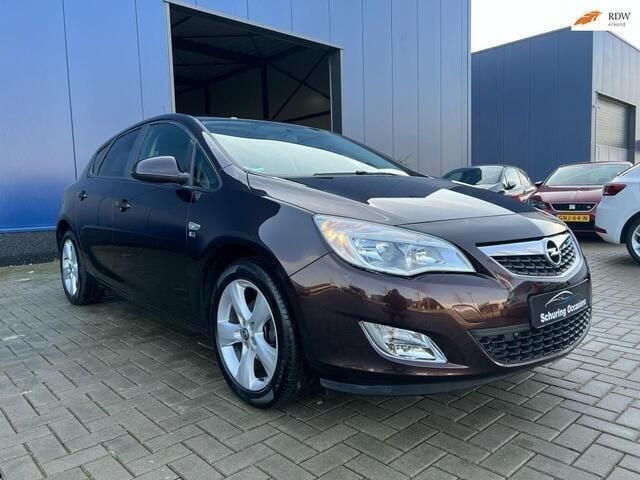 Bruin Gebruikt 2013 Opel Astra Cosmo Hatchback | € 6.999 (Goede deal) - Afbeelding 1/4