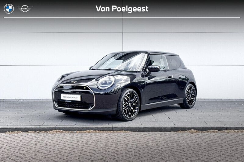 Zwart, metallic lak Gebruikt 2024 Mini Cooper SE Favoured Hatchback | € 34.900 (Eerlijke prijs) - Afbeelding 1/4
