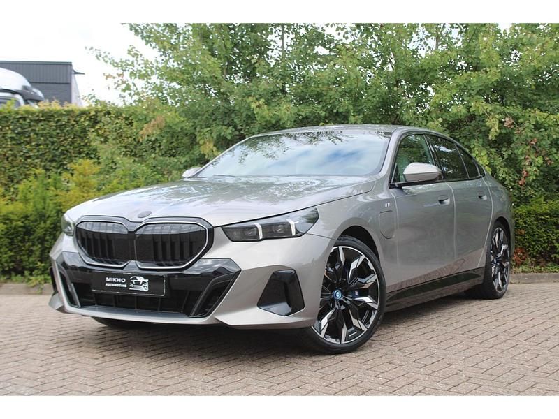 Grijs Gebruikt 2025 BMW 550e Sedan | € 89.950 - Afbeelding 1/4
