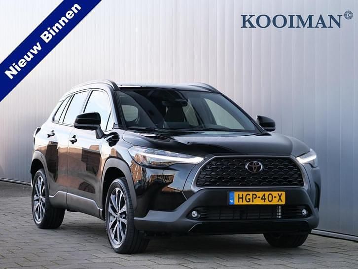 Zwart (metallic) Occasion 2024 Toyota Corolla Cross SUV | € 37.995 (Iets duurder) - Afbeelding 1/4