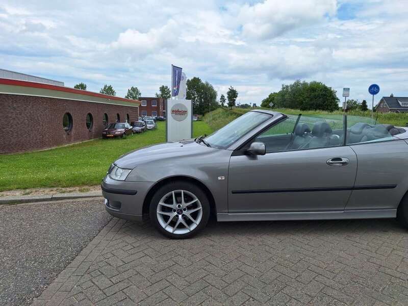 Grijs, metallic lak Gebruikt 2005 Saab 9-3 Cabriolet Vector Cabriolet | € 8.500 (Eerlijke prijs) - Afbeelding 1/4