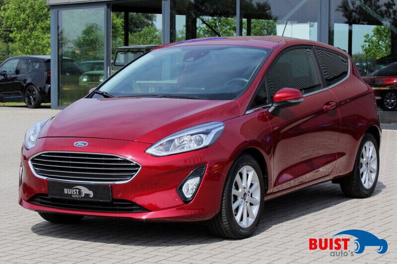 Rood, metallic lak Gebruikt 2017 Ford Fiesta Titanium Hatchback | € 13.450 (Goede deal) - Afbeelding 1/4