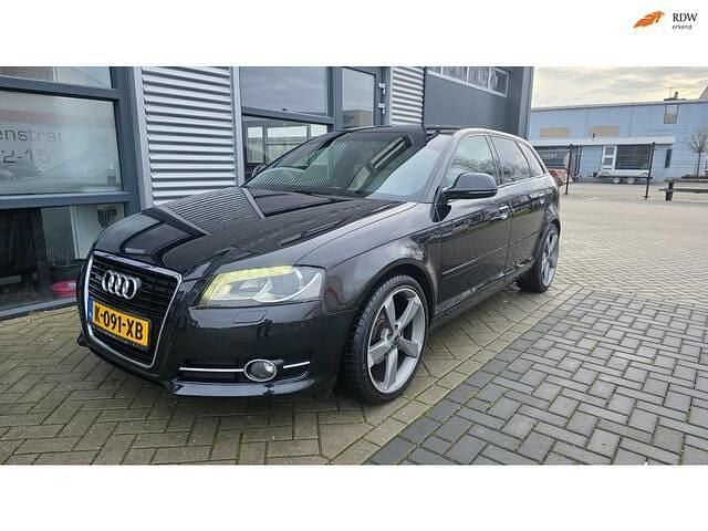Zwart (metallic) Gebruikt 2011 Audi A3 Sportback Ambition Hatchback | € 4.250 (Super prijs) - Afbeelding 1/4
