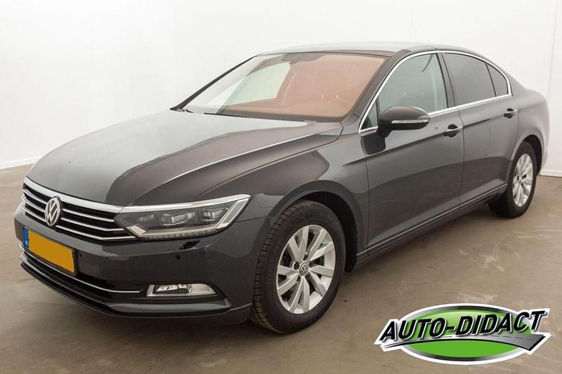 Grijs Gebruikt 2018 VW Passat Comfortline Sedan | € 10.850 (Eerlijke prijs) - Afbeelding 1/4