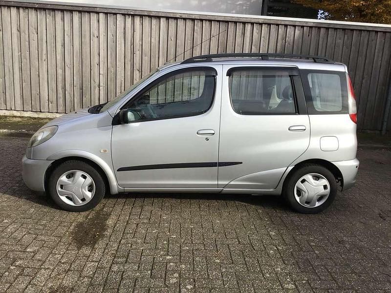 Zilver Gebruikt 2000 Toyota Yaris Sol SUV | € 3.500 (Iets duurder) - Afbeelding 1/4