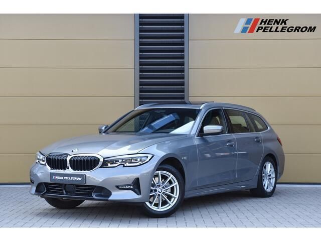 Grijs Gebruikt 2020 BMW 320 Executive Stationwagen | € 27.950 (Eerlijke prijs) - Afbeelding 1/4