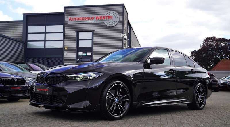 Zwart Gebruikt 2024 BMW 330e M Sport Sedan | € 47.995 - Afbeelding 1/4